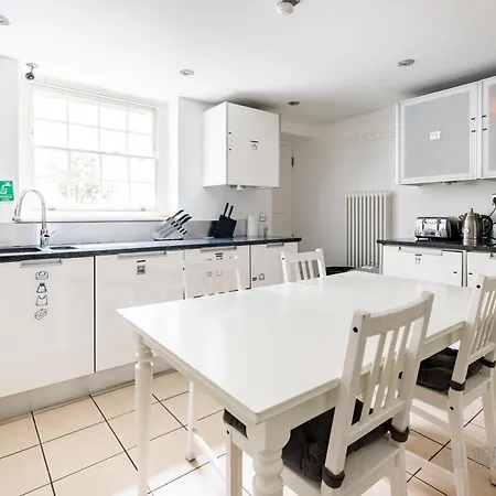 195vbr With Private Bathrooms, Shared Kitchen