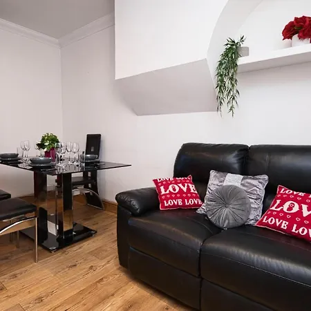 Immaculate Condition 3 Bed En-suite Refurbished House Villa Goodmayes