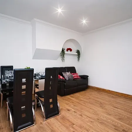 Villa Immaculate Condition 3 Bed En-suite Refurbished House Goodmayes
