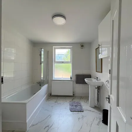 Walking Distance From Bridge Train Station Modern 4 Bedroom