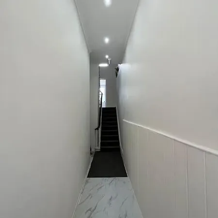 Walking Distance From Bridge Train Station Modern 4 Bedroom Saint Kew