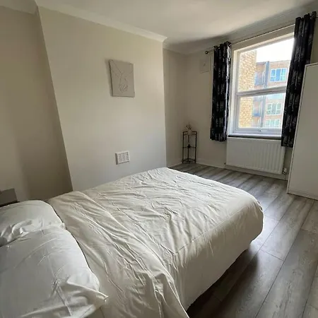 Walking Distance From Bridge Train Station Modern 4 Bedroom