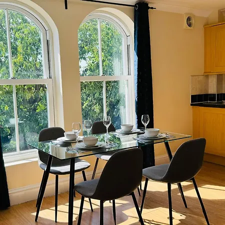 Spacious Flat In Streatham London
