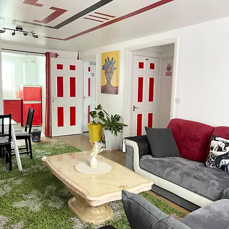 Westfield Gardens - 3 Bedroom Apartment *