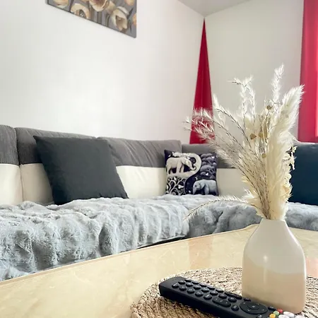 Westfield Gardens - 3 Bedroom Apartment *