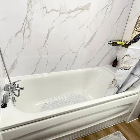 Westfield Gardens - 3 Bedroom *