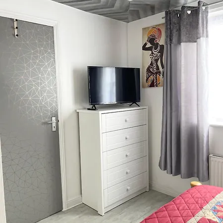 Westfield Gardens - 3 Bedroom Apartment *