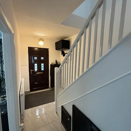 Charming And Cosy London Home, Garden, Parking & Family Fun