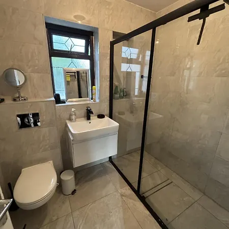 Charming And Cosy London Home, Garden, Parking & Family Fun