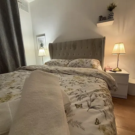 Charming And Cosy London Home, Garden, Parking & Family Fun Holiday home *