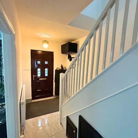 Charming And Cosy London Home, Garden, Parking & Family Fun Holiday home Mitcham