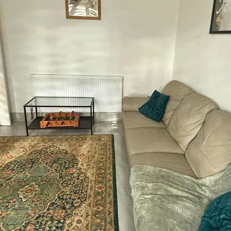 Charming And Cosy London Home, Garden, Parking & Family Fun Holiday home Mitcham