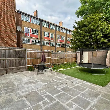 Charming And Cosy London Home, Garden, Parking & Family Fun Holiday home *