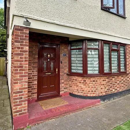 Charming And Cosy London Home, Garden, Parking & Family Fun *
