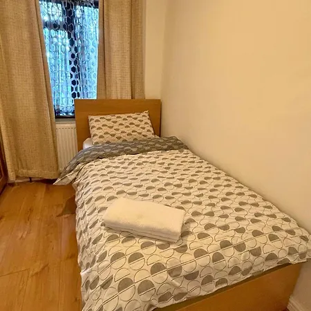 Holiday home Charming And Cosy London Home, Garden, Parking & Family Fun