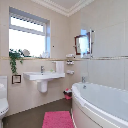 Immaculate Condition 3 Bed En-suite Refurbished House Villa