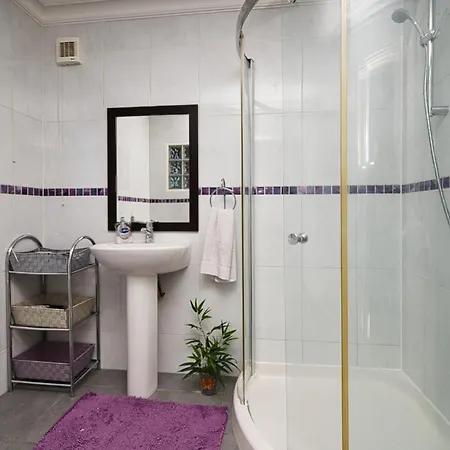 Villa Immaculate Condition 3 Bed En-suite Refurbished House Goodmayes