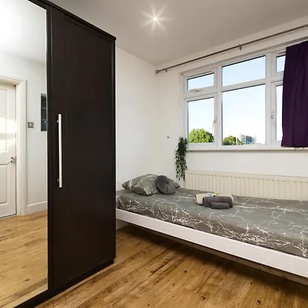 Immaculate Condition 3 Bed En-suite Refurbished House Goodmayes