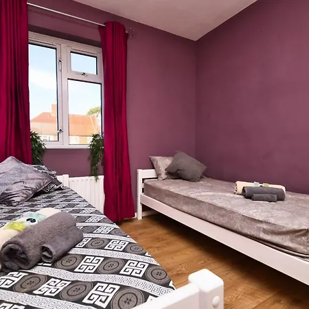 Villa Immaculate Condition 3 Bed En-suite Refurbished House *