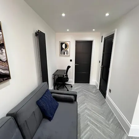 Stylish Flat In London *