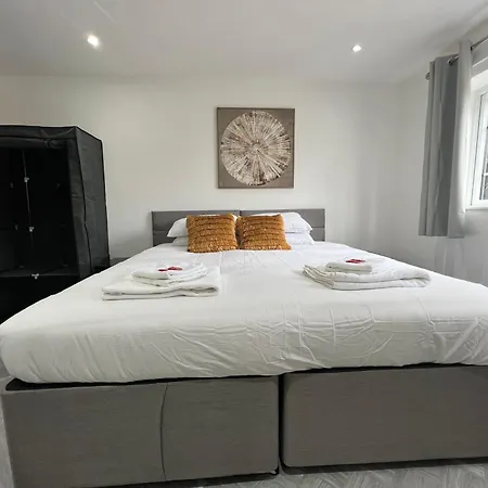 Stylish Flat In London * Harold Wood