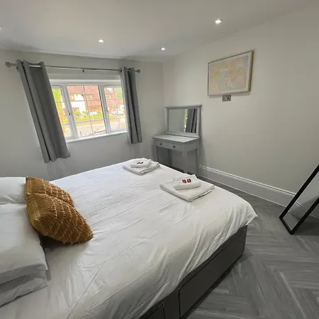 Stylish Flat In London Harold Wood
