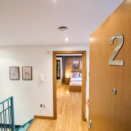 Burgundy Bliss Elegant Retreat - Pluxa Mocha Apartment London