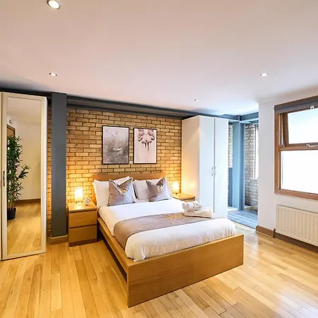 Apartment Burgundy Bliss Elegant Retreat - Pluxa Mocha London