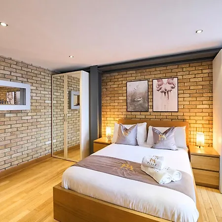 Burgundy Bliss Elegant Retreat - Pluxa Mocha * London