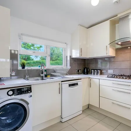 Apartment Hanwell 2 Bedroom Maisonette By 360stays *