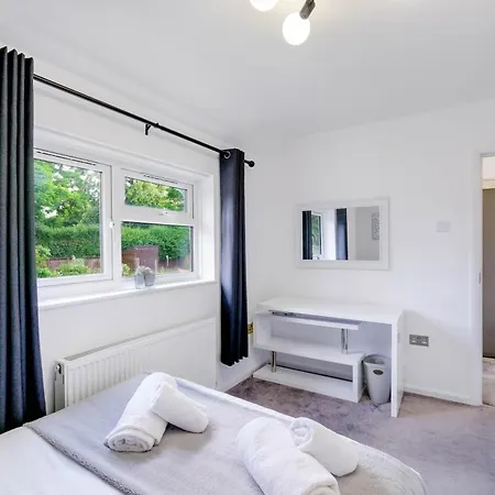 Hanwell 2 Bedroom Maisonette By 360stays Apartment *