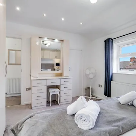 Hanwell 2 Bedroom Maisonette By 360stays London