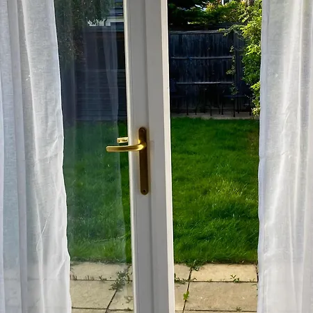 Entire House Wimbledon Guest house *