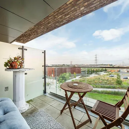 Wonderful 1br Flat With Amazing Balcony Views Barking (Greater London)