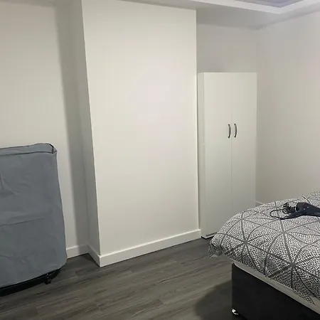 2 Bedroom Flat Apartment *