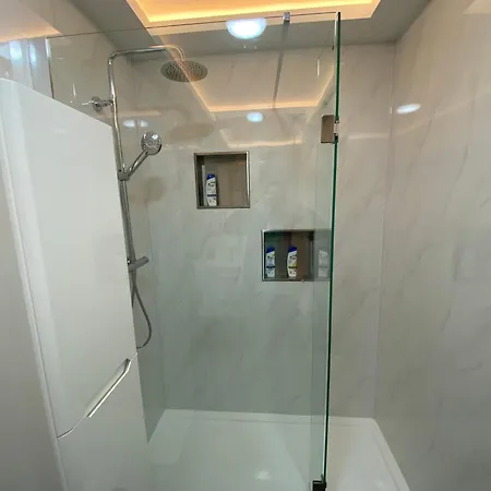 2 Bedroom Flat Apartment *