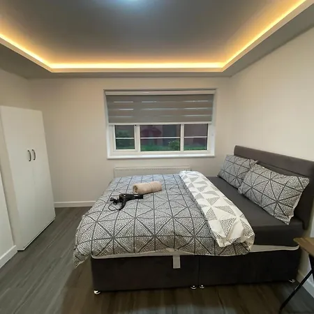 Apartment 2 Bedroom Flat London