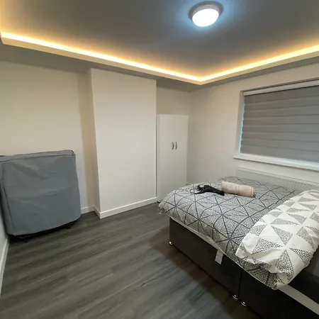 2 Bedroom Flat *