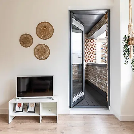 Apartment Well-connected Cosy And Bright Modern Flat London
