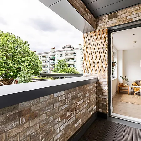 Apartment Well-connected Cosy And Bright Modern Flat