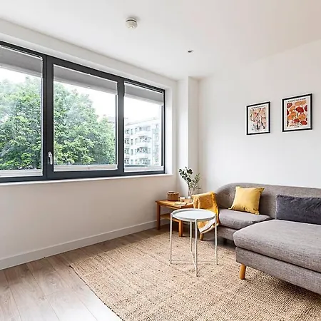 Apartment Well-connected Cosy And Bright Modern Flat