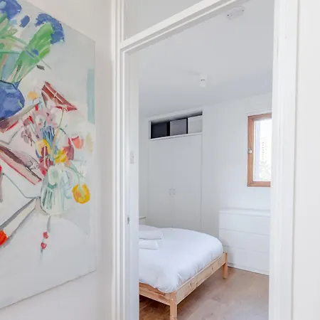 Unique Spacious Central 3 Bedroom With Rooftop Terrace