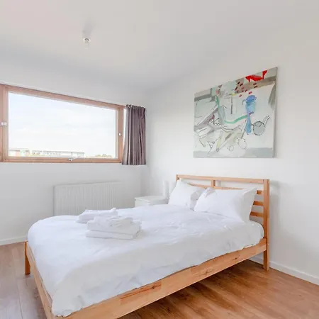 Unique Spacious Central 3 Bedroom With Rooftop Terrace