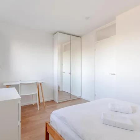 Unique Spacious Central 3 Bedroom With Rooftop Terrace Apartment *