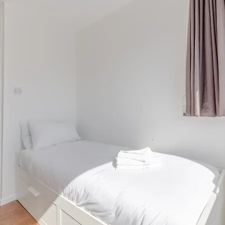 Unique Spacious Central 3 Bedroom With Rooftop Terrace