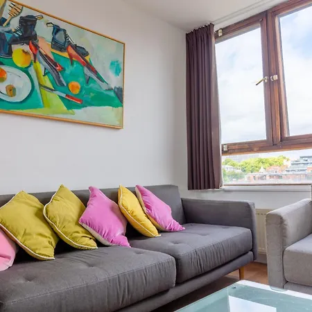 Unique Spacious Central 3 Bedroom With Rooftop Terrace *