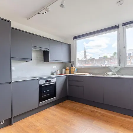 Unique Spacious Central 3 Bedroom With Rooftop Terrace *