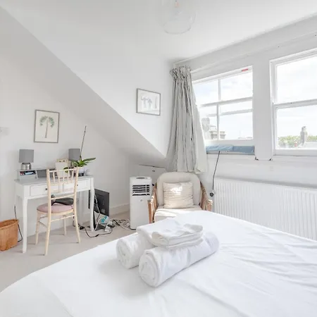 Floor 1bd Flat With Balcony - Ladbroke Grove Apartment