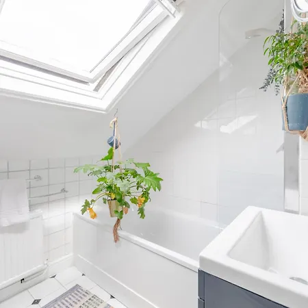 Floor 1bd Flat With Balcony - Ladbroke Grove Apartment