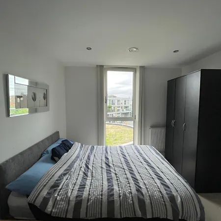 Sleek & Sunny 1bd Flat Near Greenwhich - Deptford! Apartment